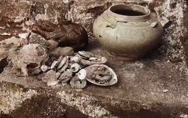 2003年王羲之故居挖出古墓，發現三具幼女屍骨，揭開一段皇家秘史