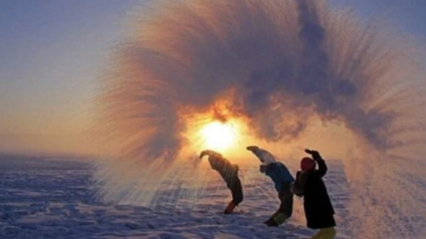 東北景區新生意：潑水成冰，一瓢熱水10元，遊客表示：很便宜