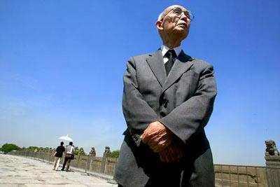 日本老兵來華謝罪，在一女子墓前下跪，說：為了她我打仗都放空槍