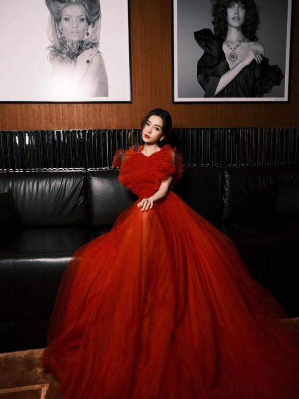 Angelababy楊穎穿一襲紅心禮服裙亮相北影節開幕紅毯，明豔動人