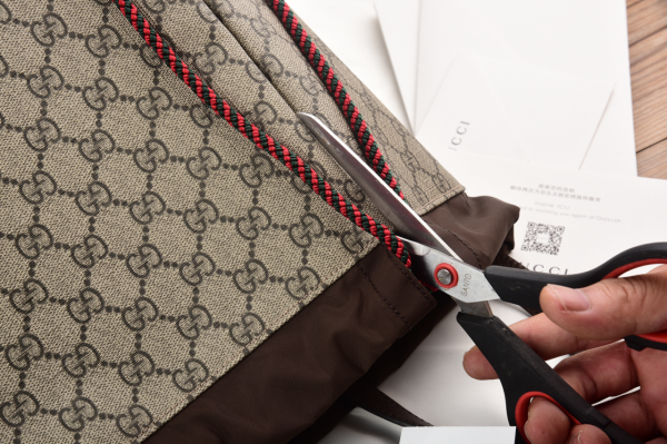 春節收到古馳定製版iPhone 13 Pro Max，網上一查價格：過分了