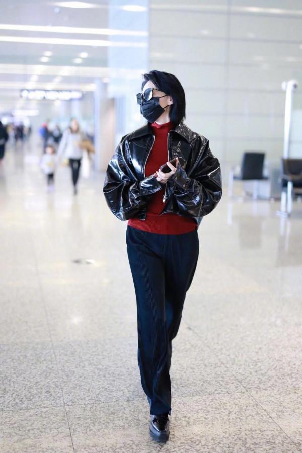 許晴50歲還扮嫩就算了，把自己的腿p得像竹竿，未修圖狠狠打臉