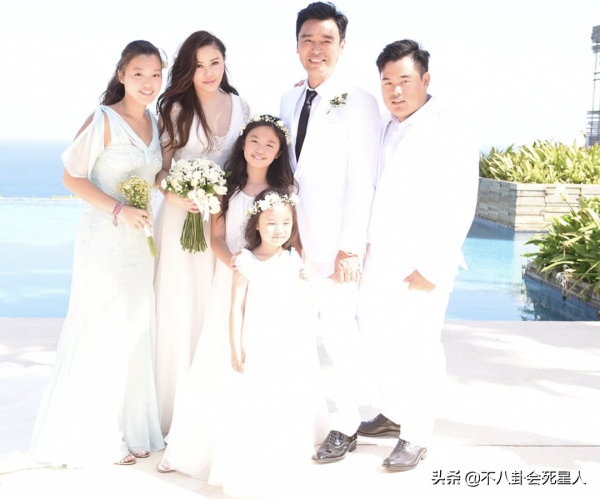 媽媽貌美如花，卻長得像爸的10位星二代，成龍子女都是大鼻子