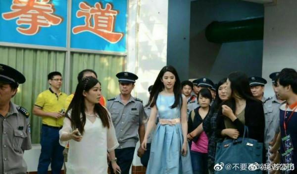 劉亦菲有個神奇的能力，就是總能在人群裡讓你瞬間就能注意到她