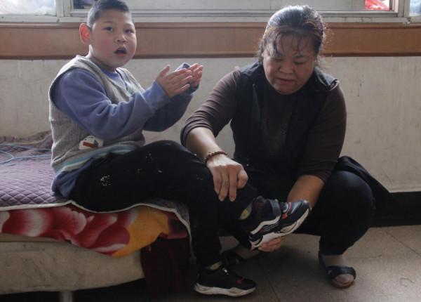 媽媽玩著手機給4個月大的兒子換尿布，發生意外後竟一走了之