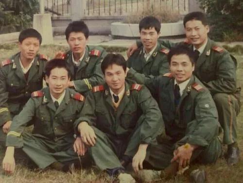 蘭州軍區第一政委劉鼕鼕坐車遭遇歹徒碰瓷,將軍說:跟我去取錢 蘭州軍區第一政委劉鼕鼕坐車遭遇歹徒碰瓷,將軍說:跟我去取錢