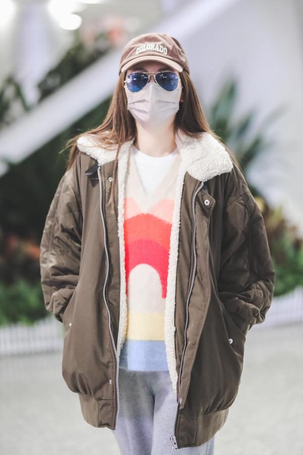 張嘉倪現身機場演繹秋季穿搭，羊絨外套保暖低調