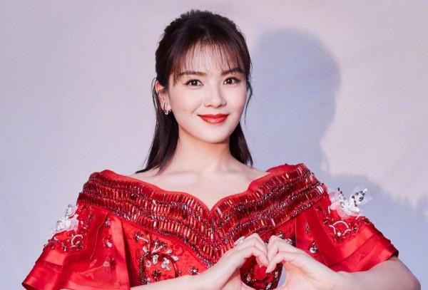 拍戲太糊弄！鞠婧禕拍綁架戲，堵口物品精心疊好，好像在吃豆皮