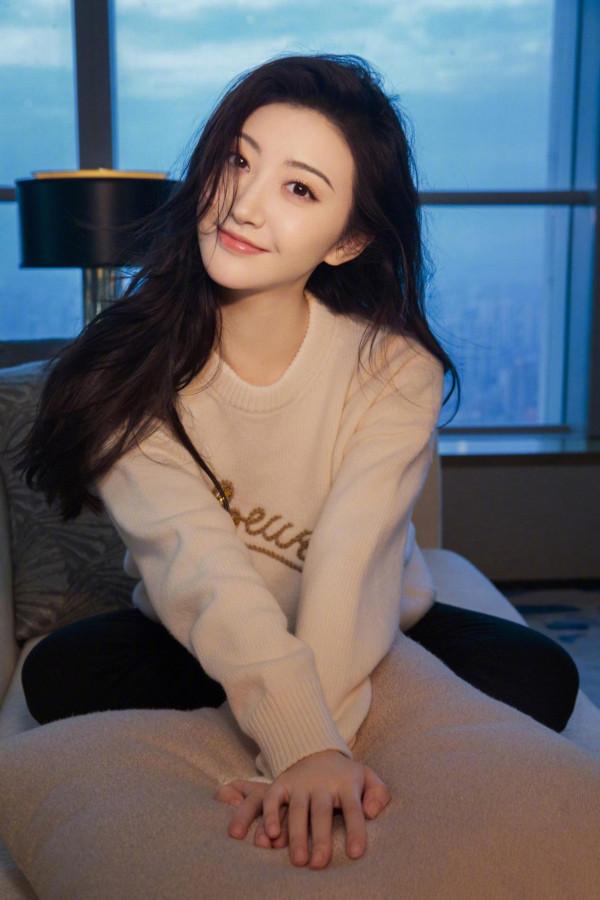 景甜真的又甜又靚，牛油果綠衛衣搭牛仔褲清新感十足，氣質太好