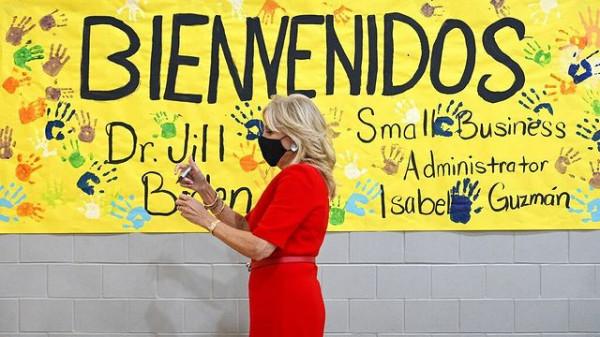 70歲美國第一夫人太會穿!穿金屬扣白裙好閃耀,脖子上面板鬆弛了 70歲美國第一夫人太會穿!穿金屬扣白裙好閃耀,脖子上面板鬆弛了