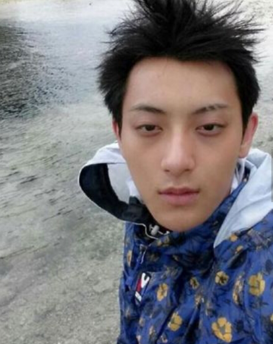 黃子韜：成名後不忘本，把啞巴發小留身邊，還出錢給他開咖啡店