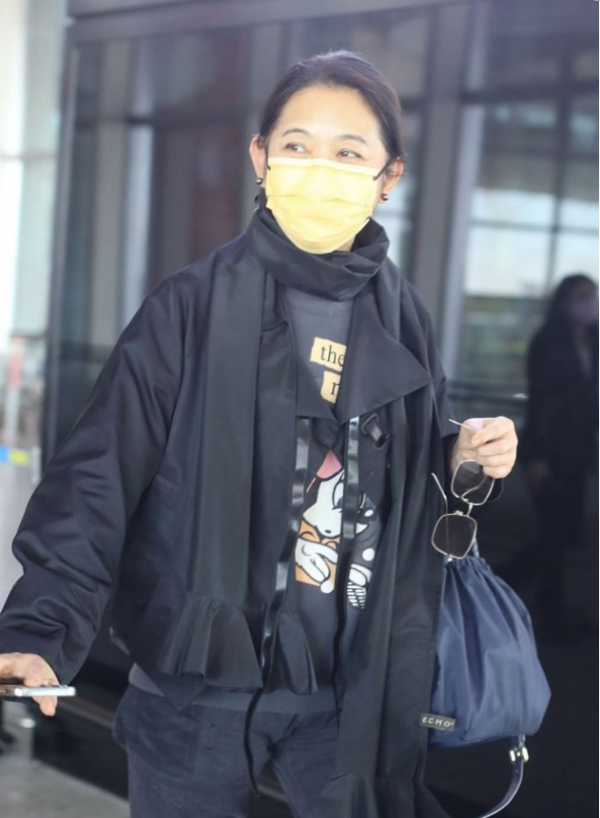 倪萍心態年輕穿衣沒限制！緞面外套配卡通衛衣，哪有62歲奶奶樣？