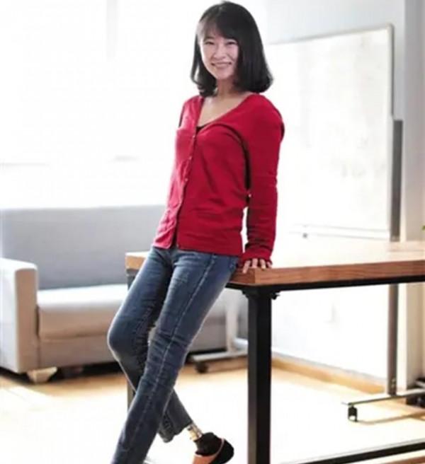 她在汶川地震中喪女失腿,6年後再嫁華裔學霸,今兒女雙全很幸福 她在汶川地震中喪女失腿,6年後再嫁華裔學霸,今兒女雙全很幸福