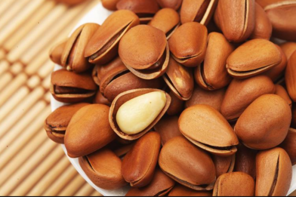 節日期間大家喜歡吃瓜子花生，不如吃這4種堅果，營養價值更高