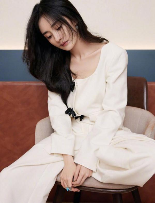 論減齡我就服楊冪，一身白色穿搭化身“軟妹子”，35了還像小姑娘