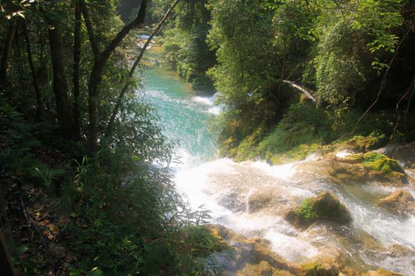 七小孔瀑布與瀑布之間生存的小魚兒