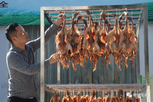高明招牌菜來啦！臘腸臘肉見火就熟