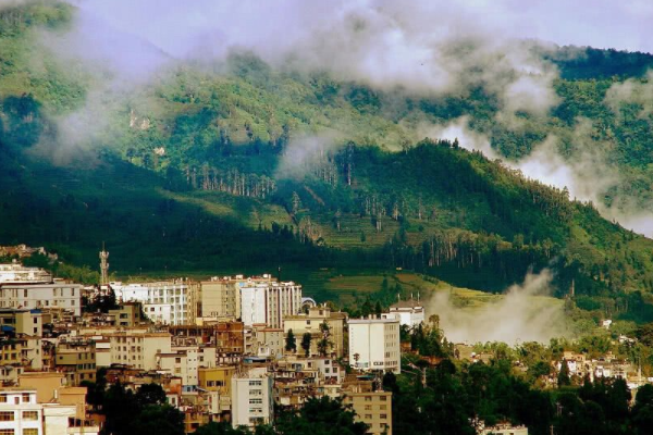 雲南一座位於山頂的縣城，與世隔絕，被稱為山頂的“天空之城”