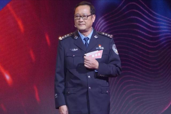 香港迴歸的見證人！讓英軍“下崗”的軍官譚善愛，轉業成社群民警