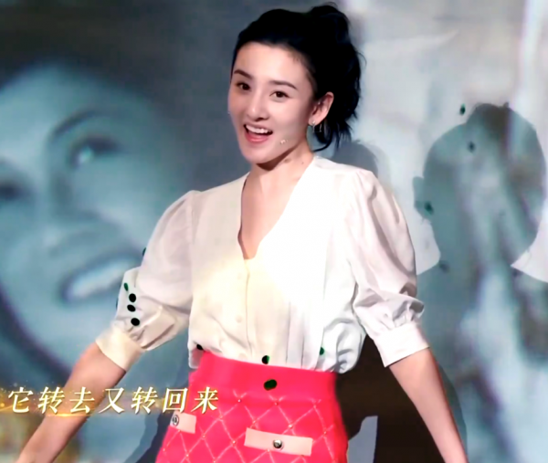 元宵晚會最驚豔女星：萬茜金絲絨，金晨粉嫩，林允穿著剪紙出來了