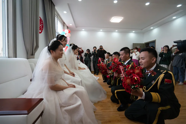 浪漫軍婚:軍車當婚車,嫁人就嫁軍隊好兒郎 浪漫軍婚:軍車當婚車,嫁人就嫁軍隊好兒郎