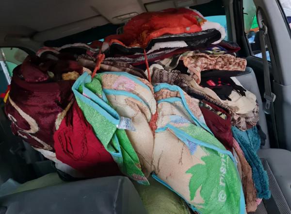 緬甸妙瓦底難民營，炮彈掉落瞬間，伴隨著尖叫聲，難民四散逃開