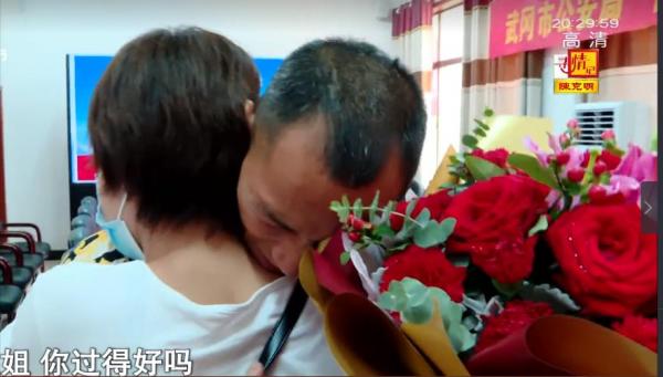 父親娶了後媽,弟弟像“狗”一樣被拴著打,姐姐不忍心:你快跑 父親娶了後媽,弟弟像“狗”一樣被拴著打,姐姐不忍心:你快跑