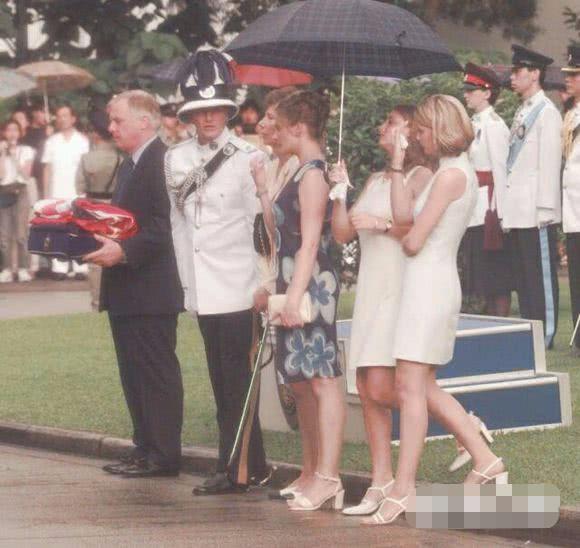 24年前香港迴歸儀式上，末代港督神色落寞，三個女兒更是哭成淚人