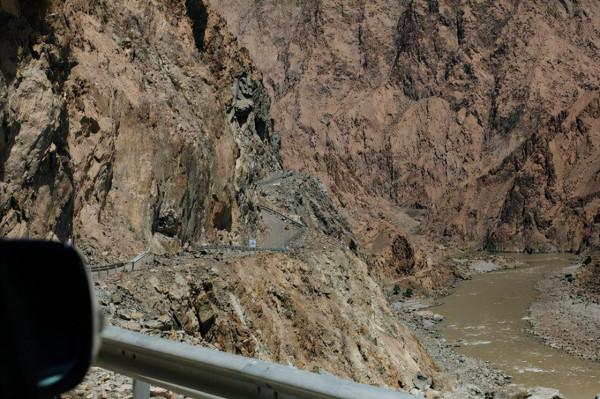 回到去往紅其拉甫的路上。仍是一路雪山相伴 回到去往紅其拉甫的路上。仍是一路雪山相伴