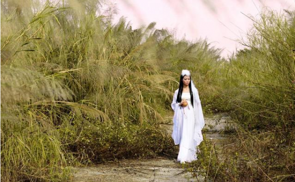 年老的母親，被兒子攆進豬圈，村民：老天長了眼