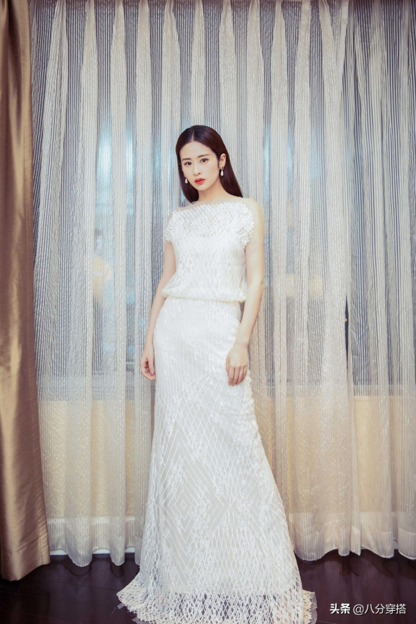 瘦下來的穎兒氣質真不賴，黑色禮服配絲絨手套，化身復古名媛