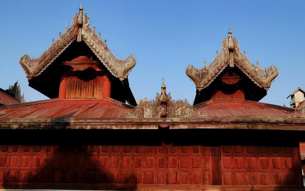 民間故事：書生夜宿古戰場，遇到老翁擺席宴客，一邊吃一邊喊疼