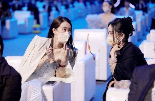 娛樂圈有多現實？鄧倫被記者搶走話筒，湯唯在紅毯上受主持人冷落