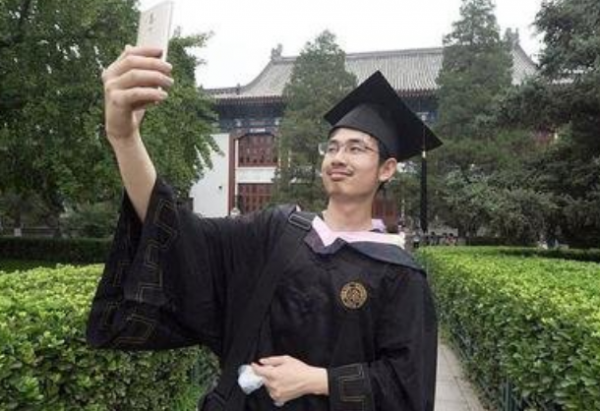 北大“六代單傳”的專業，一人請假全院停課，畢業照學生自己拍