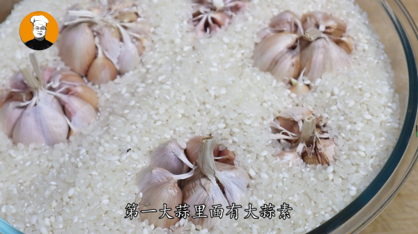 今天才知道，往大米里放幾個大蒜，作用這麼厲害，一年省下不少錢