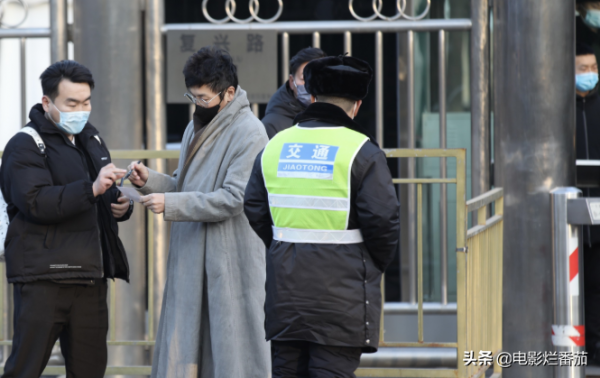 春晚四次聯排：趙麗穎一笑迷人，張小斐美目顧盼，朱一龍走路生風