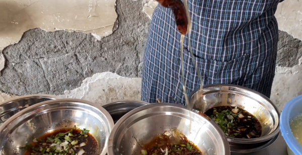 安徽大姐做麵條，2分鐘就出鍋，半生不熟味道好，5元一份量還大