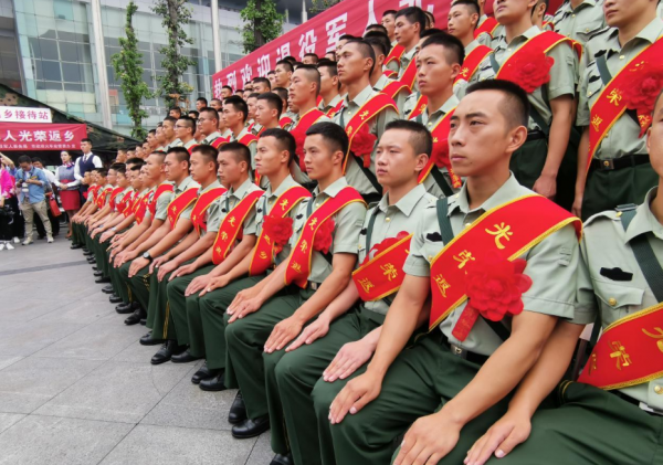 當兵退伍之後,40萬退伍費和事業單位二選一,兵哥哥的選擇很現實 當兵退伍之後,40萬退伍費和事業單位二選一,兵哥哥的選擇很現實