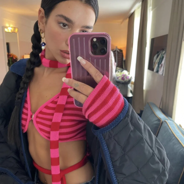 為Versace大秀開閉，Dua Lipa值得