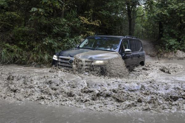 開全新陸地巡洋艦去越野實戰，日本市場買車排隊2年起