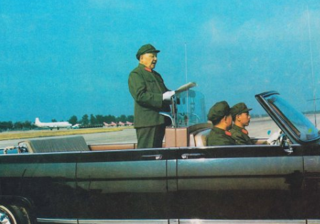 鄧小平接替華國鋒，擔任軍委主席，主持華北大演習