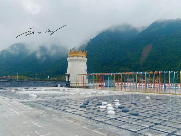 四川綿竹驚現“棋盤村”，村裡到處都是巨型棋盤，遊客：名不虛傳