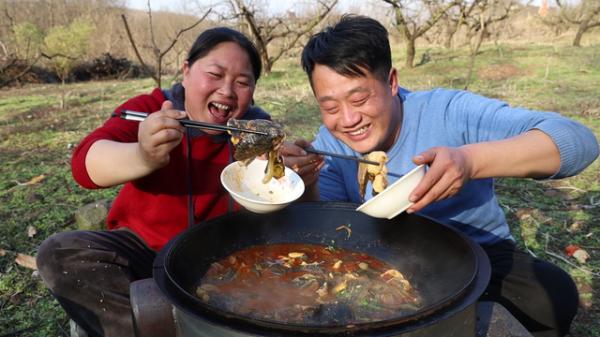 安徽農民夫妻，邊種田邊做飯，被罵作秀，卻年入100萬，憑啥？