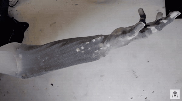 人造肌肉機械臂太逼真引熱議,舉7kg啞鈴“肌肉”清晰可見 人造肌肉機械臂太逼真引熱議,舉7kg啞鈴“肌肉”清晰可見