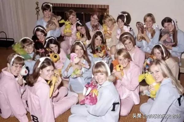 珍貴老照片:美國的人類動物園、1米長的蝗蟲、睡衣派對的女孩們 珍貴老照片:美國的人類動物園、1米長的蝗蟲、睡衣派對的女孩們