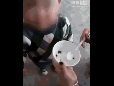 10個月女嬰，被家人刮痧毀了臉