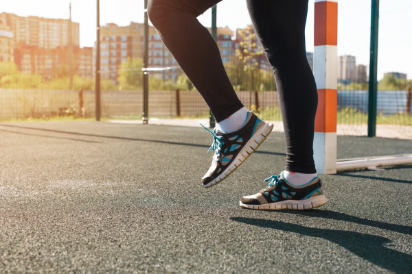 每天堅持抬腿50次，腿好腰不痛，下肢通暢暖全身