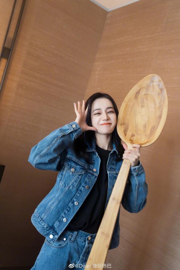 迪麗熱巴發“乾飯人”俏皮照 穿牛仔套裝挑染藍髮亮眼