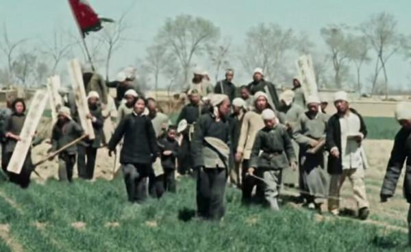 明月夜，降落傘掉入民宅。男女老少齊上陣，空降匪特插翅難飛