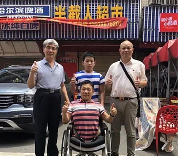 04年彭水林因車禍被“削”為78釐米，妻子不離不棄，今小孫女在手